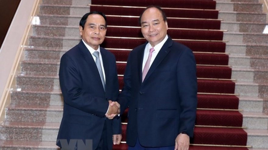 PM Nguyen Xuan Phuc hosts Lao Deputy PM Bunthoong Chitmany