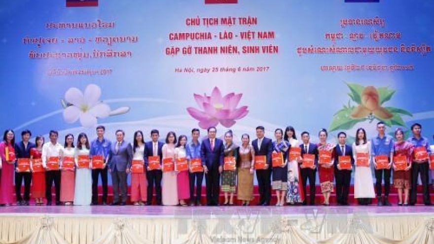Vietnam, Laos, Cambodia front chiefs meet outstanding students