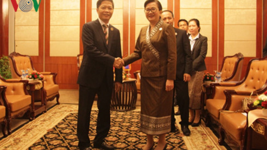 Vietnam, Laos leaders discuss trade on sidelines of AEM 48