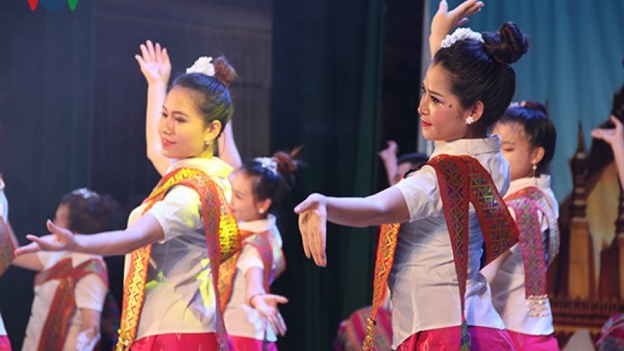 Folk music, fashion show in celebration of Vietnam-Laos ties