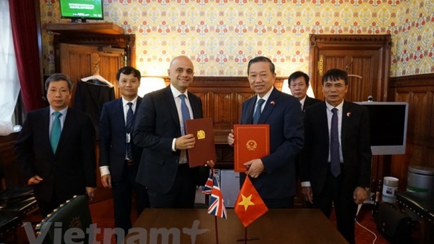 Vietnam, UK ink MoU on anti-human trafficking cooperation