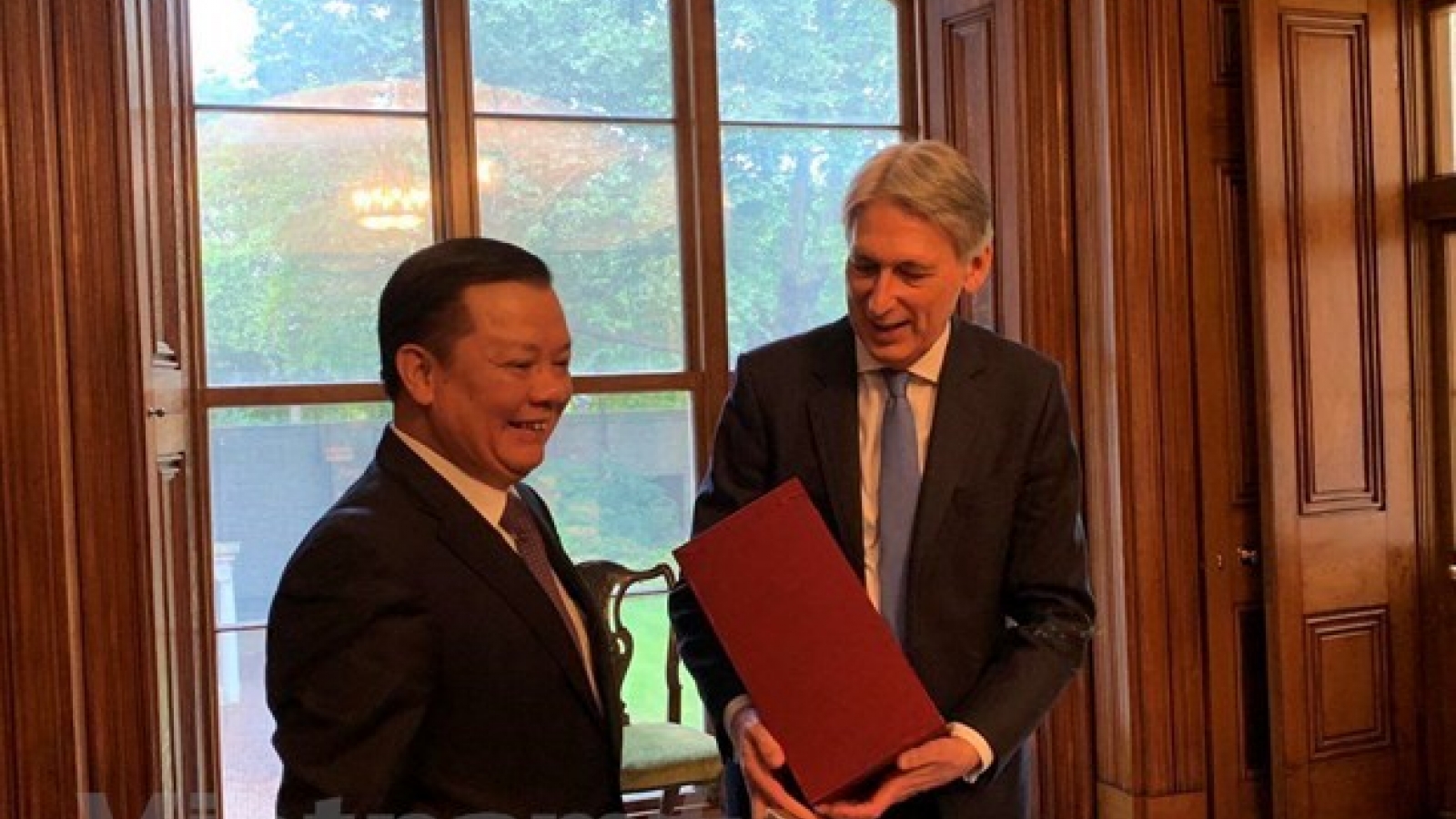 Vietnam, UK share experience in financial field