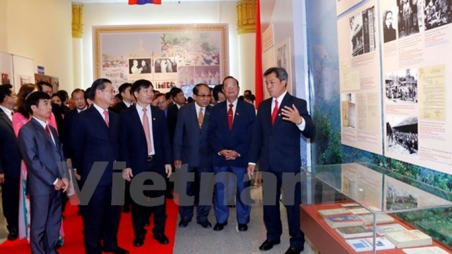 Exhibition spotlights Vietnam-Laos special solidarity