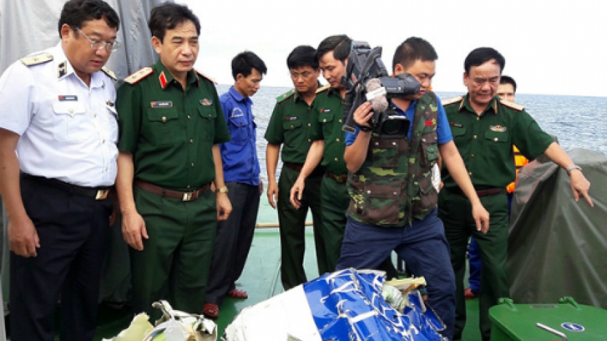 Search for Vietnamese missing aircraft and pilots faces adverse weather