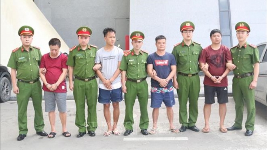 Vietnam hands over four wanted suspects to China