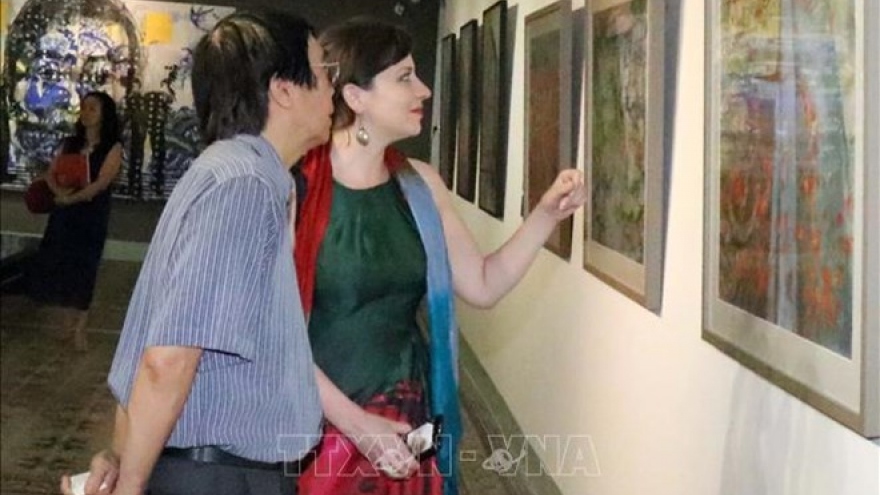 Vietnamese, Hungarian paintings on display in HCM City