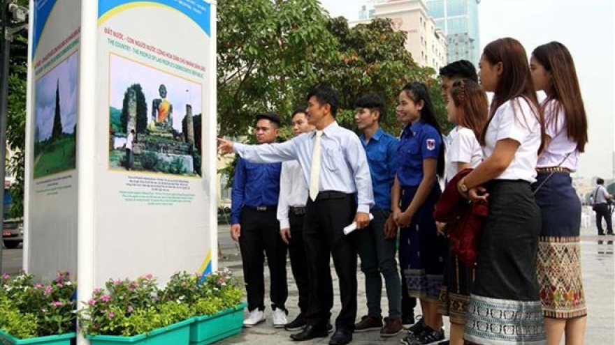 
        Photo exhibition highlights Vietnam-Laos traditional relations
                              