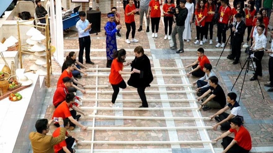 Vietnamese students promote culture in Russia