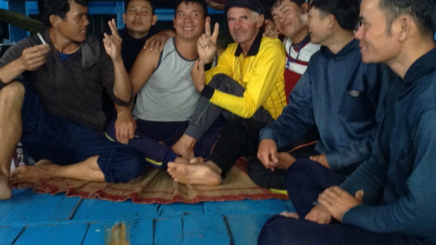 Vietnamese fishermen save American sailor stranded at sea for a month