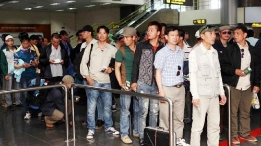Vietnamese labourers in RoK receive legal consultation
