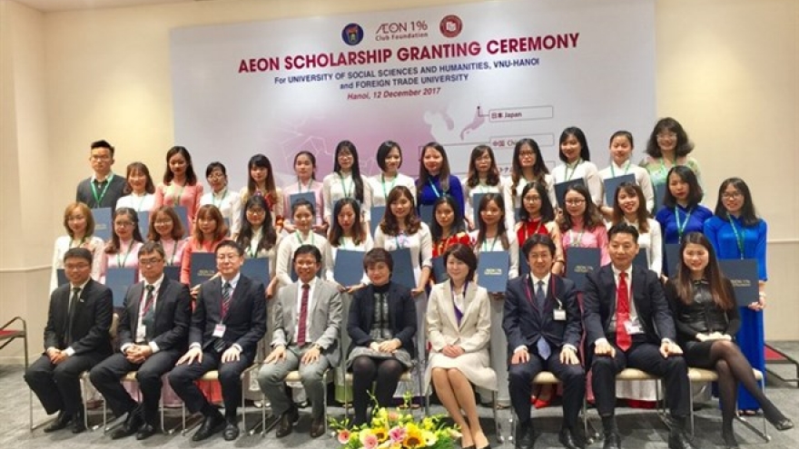 Vietnamese students receive AEON Scholarships