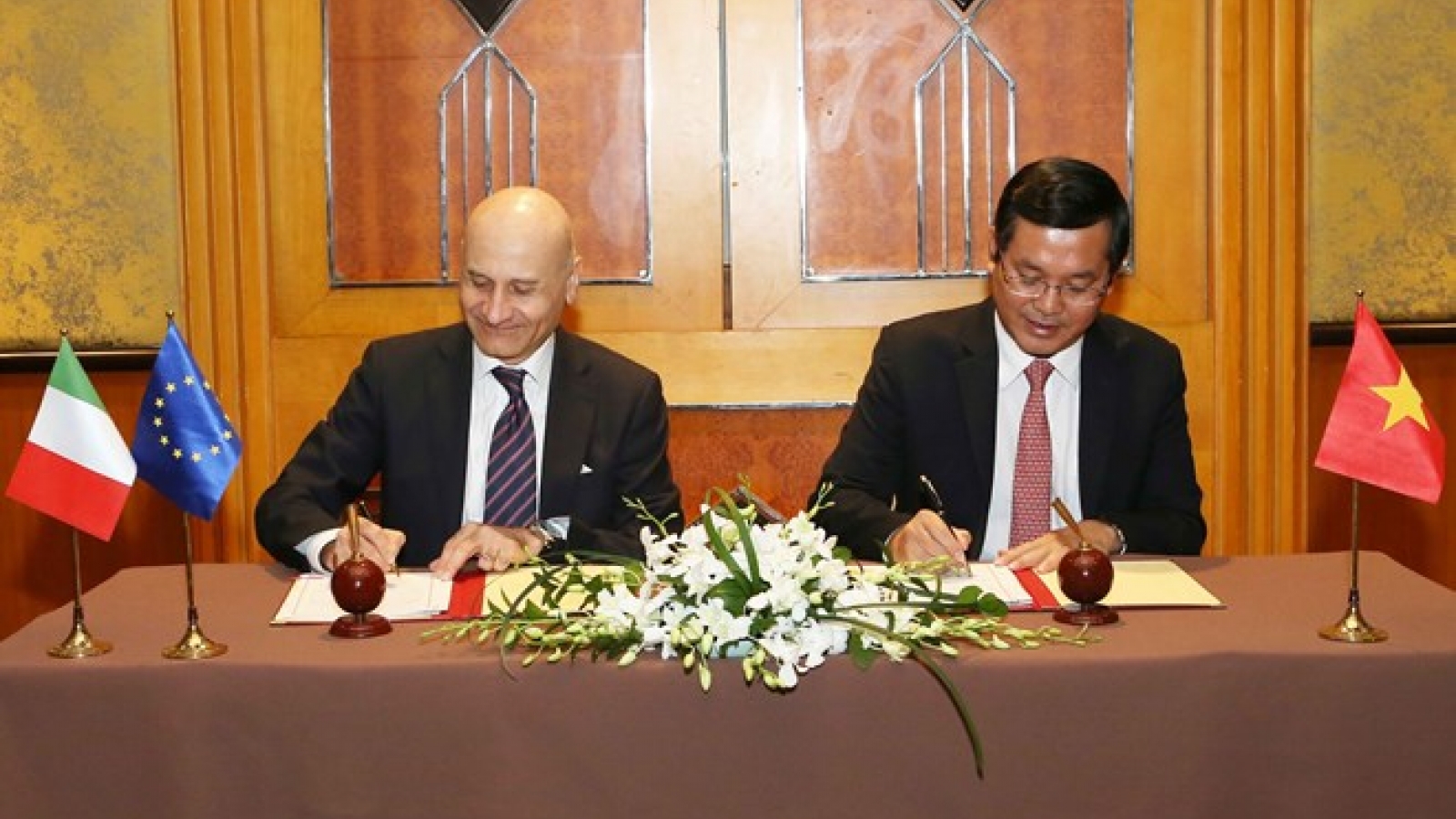 Vietnam, Italy sign action programme on educational cooperation