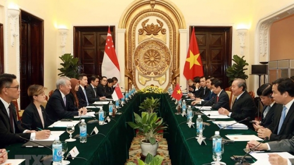 Vietnamese, Singaporean Deputy PMs hold talks
