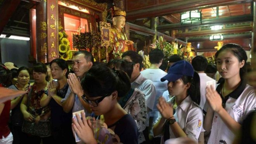 Fresh Vietnamese grads dissatisfied with life in the workplace: survey