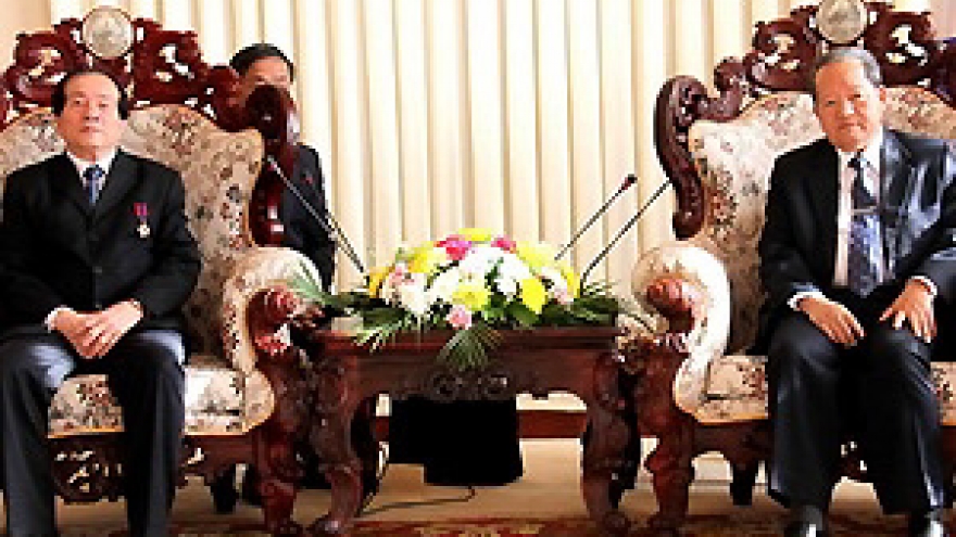 Praise for Vietnamese writings on Laos