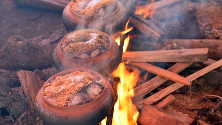 Vu Dai village busy preparing braised fish for Tet