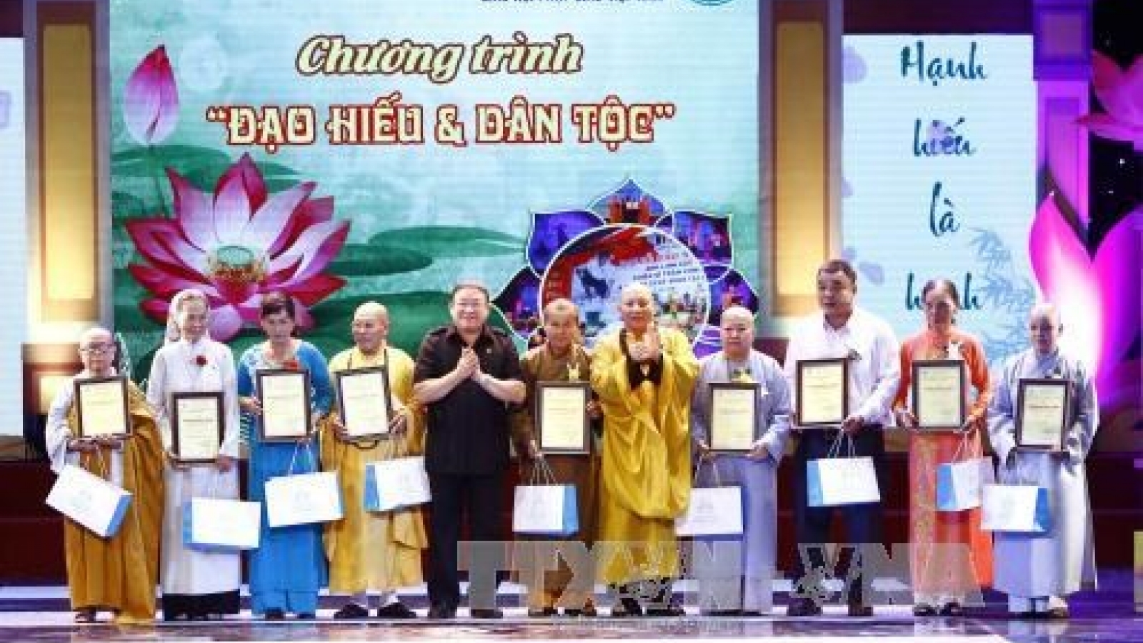 Hanoi: Vu Lan event pays tribute to ancestors, fallen soldiers