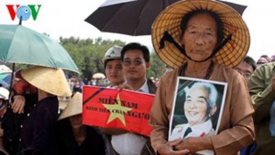 Mourners converge on Vung Chua