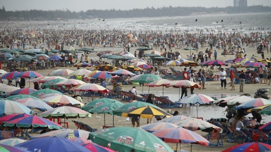 Popular coastal city in southern Vietnam to ban eating, drinking on beaches