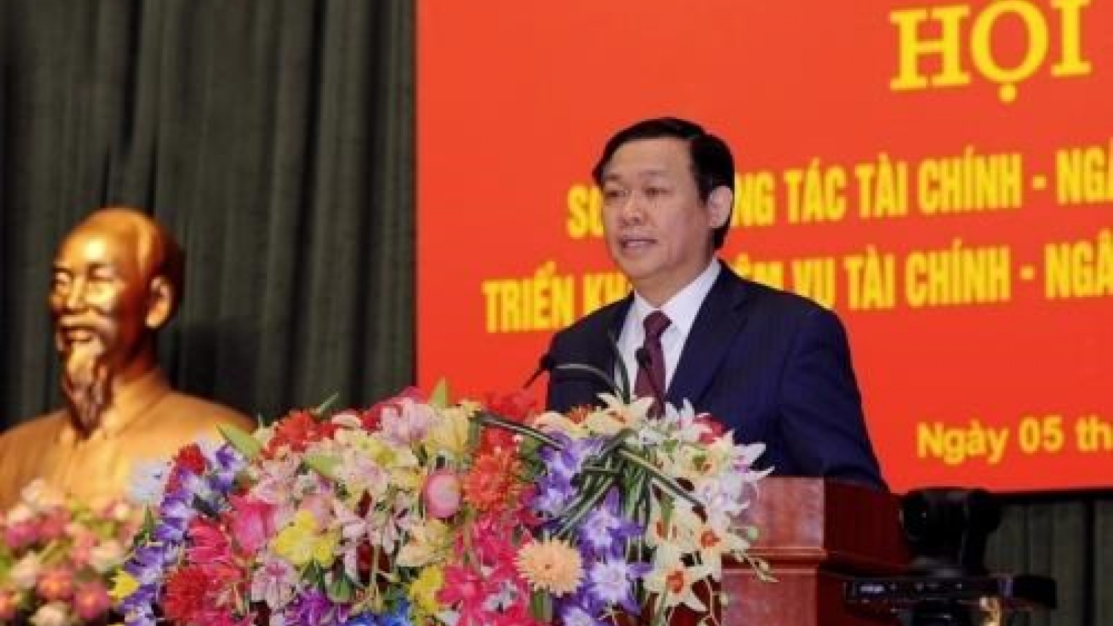 Financial sector urged to restructure state budget, public debts