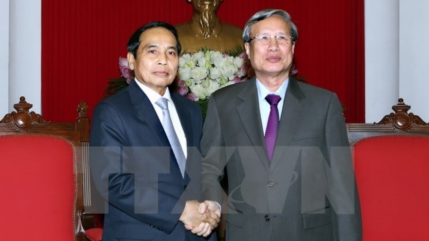 Laos vows to strengthen solidarity with Vietnam