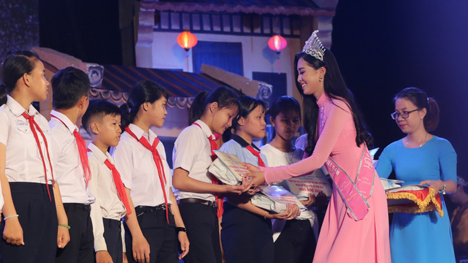 Miss Vietnam 2018 presents Mid-autumn gifts to disadvantaged children