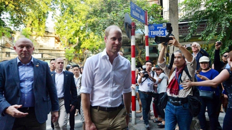 Prince William tours Hanoi Old Quarter 
