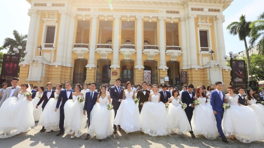 Seventy couples take collective wedding photos in Hanoi and HCM City