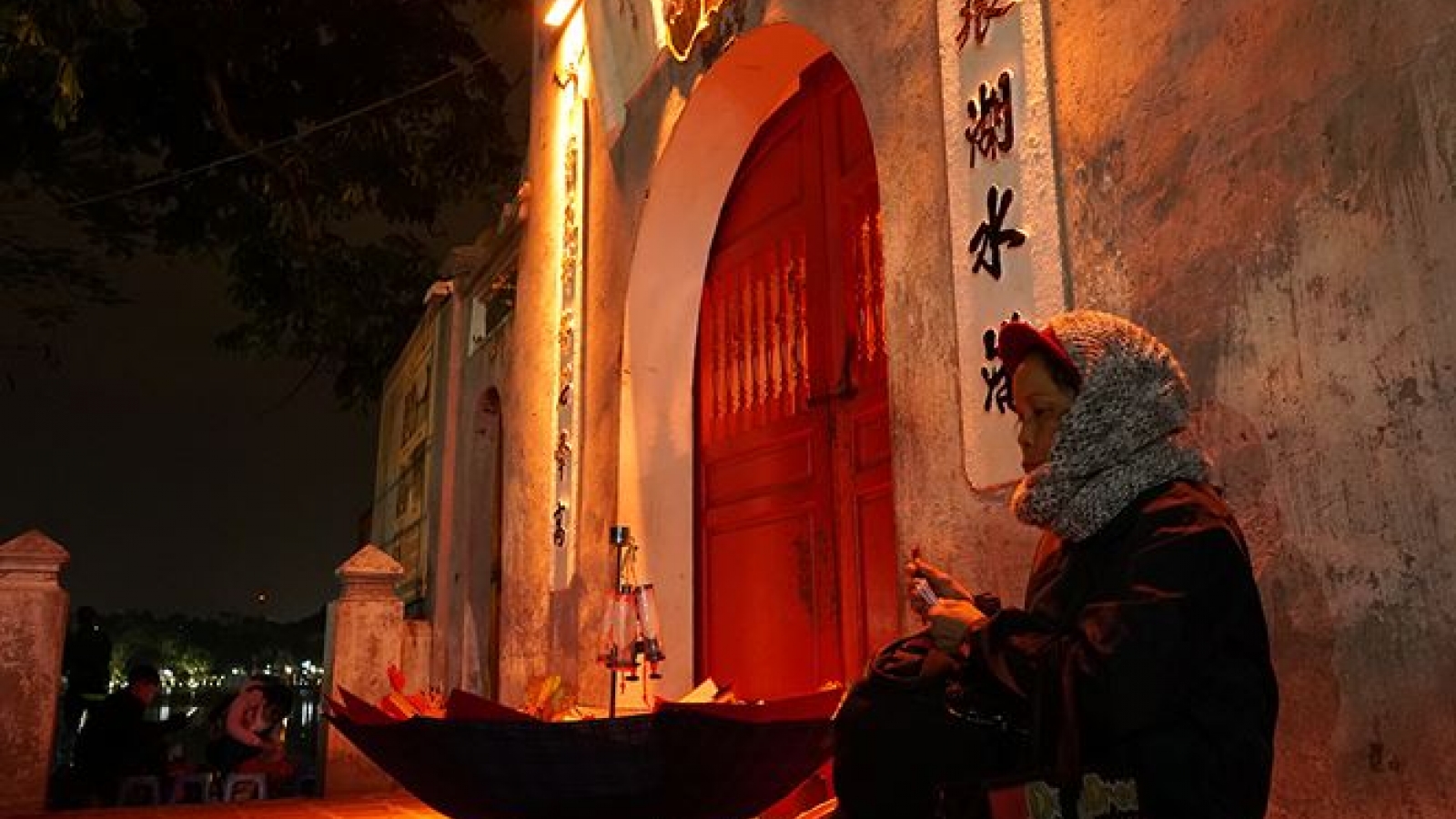 People brave the cold of the night to earn a living wage