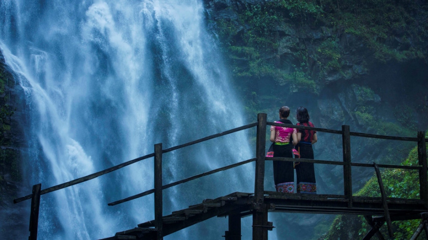 Khe Kem waterfall – a silver strip of silk amid the jungle
