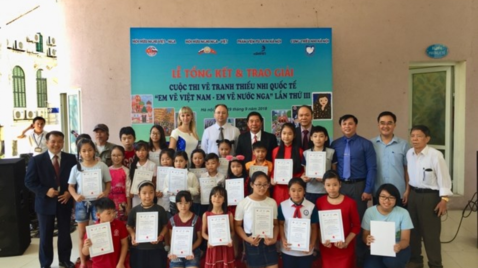 Winners of Vietnam-Russia painting contest honoured