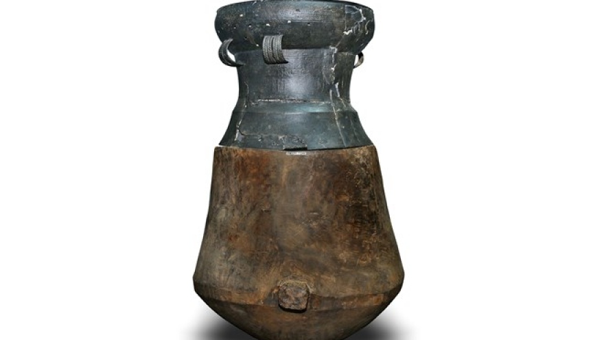 Wooden burial jar with bronze drum recognised as national treasure