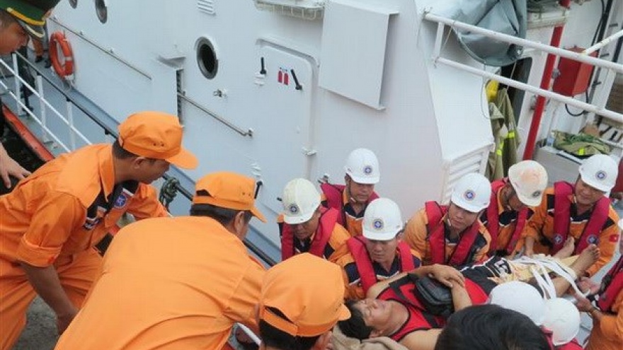 Wounded Philippine sailors brought ashore for treatment
