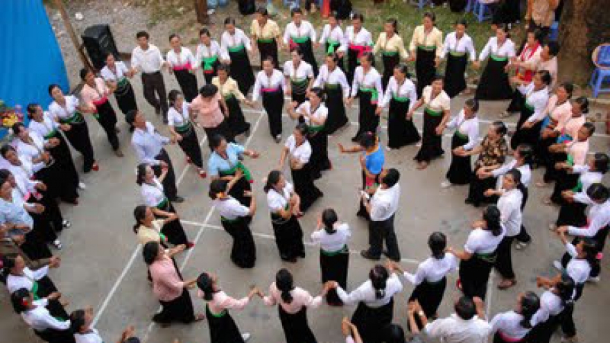 
        Largest ever Xoe dance to be recognized 
                              