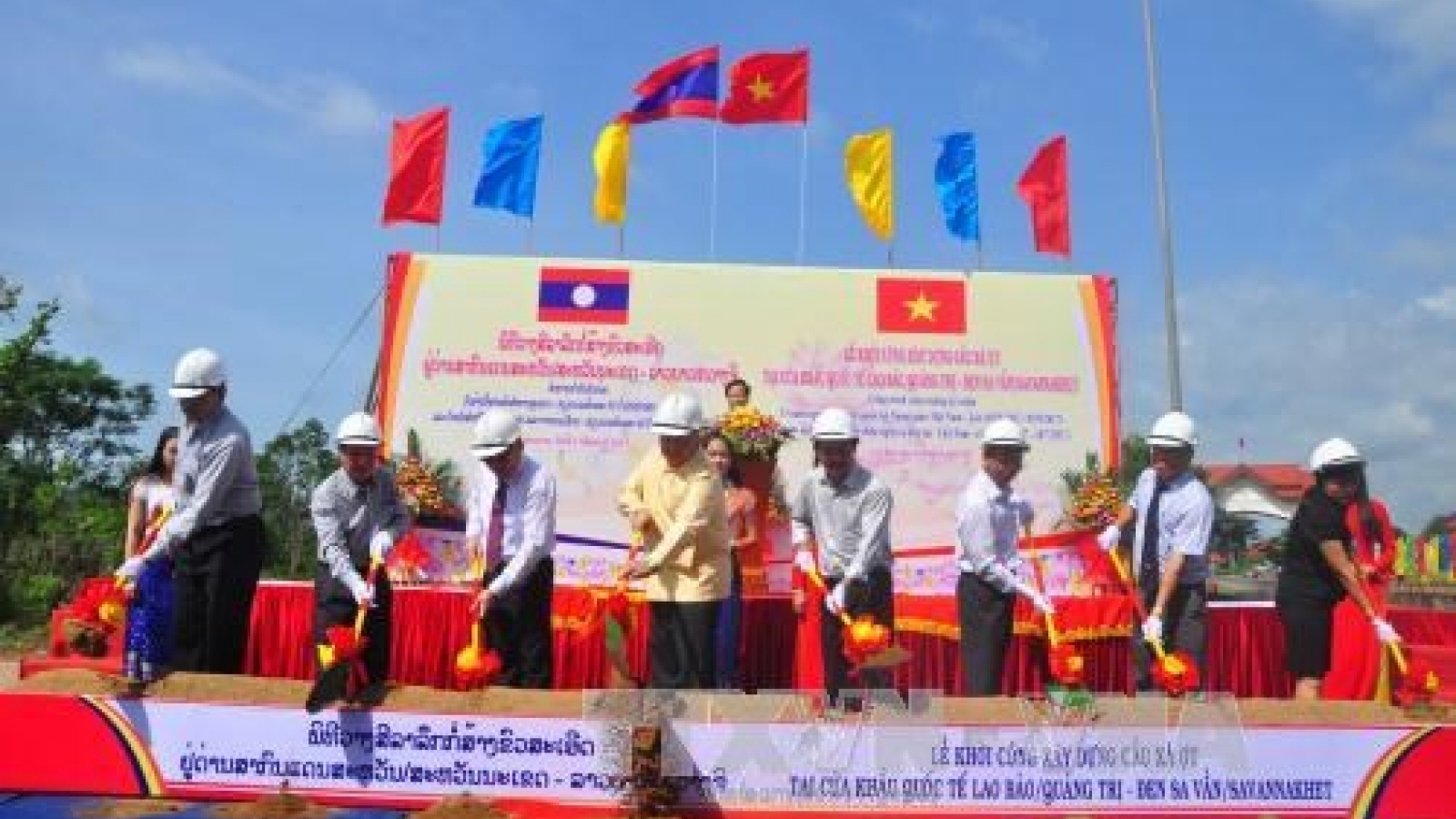 Work starts on bridge at Lao Bao-Densavan border gate