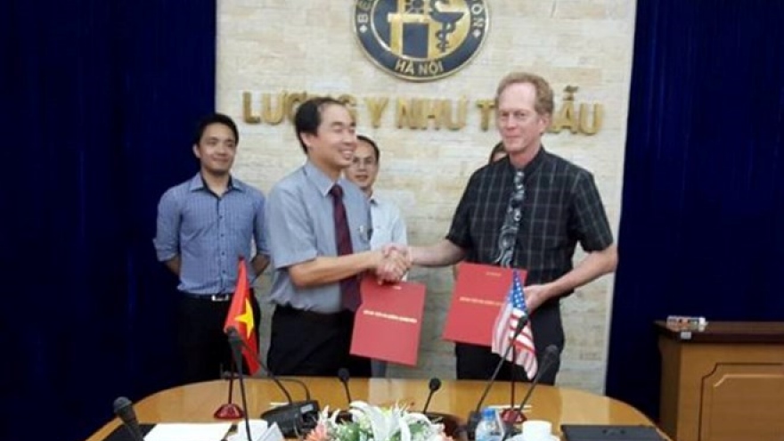 
        US hospital helps Hanoi counterpart in professional training
                              