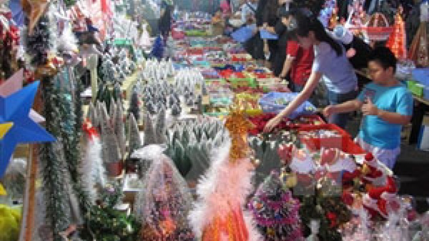 Vietnamese goods dominate Christmas market in Hanoi