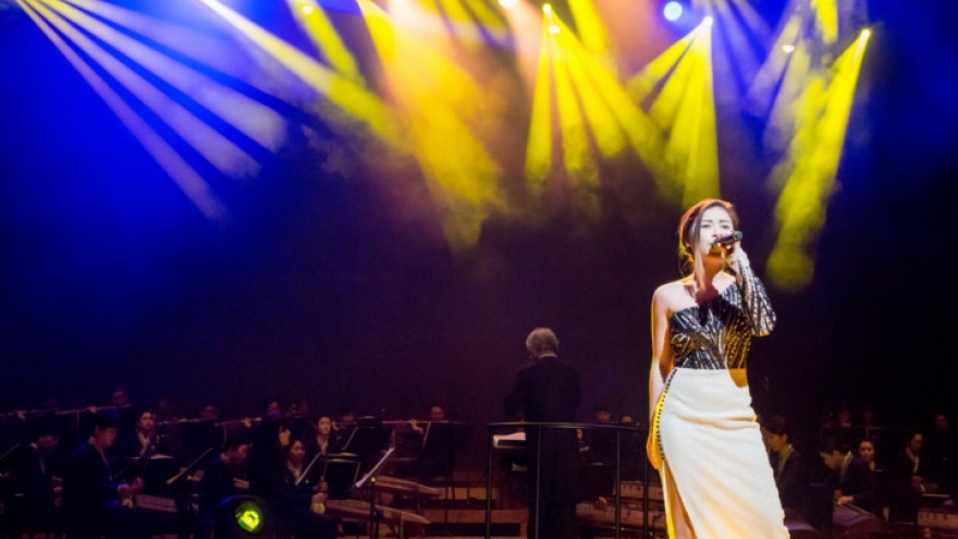 Vietnamese singer pulls near sell-out crowd in the ROK