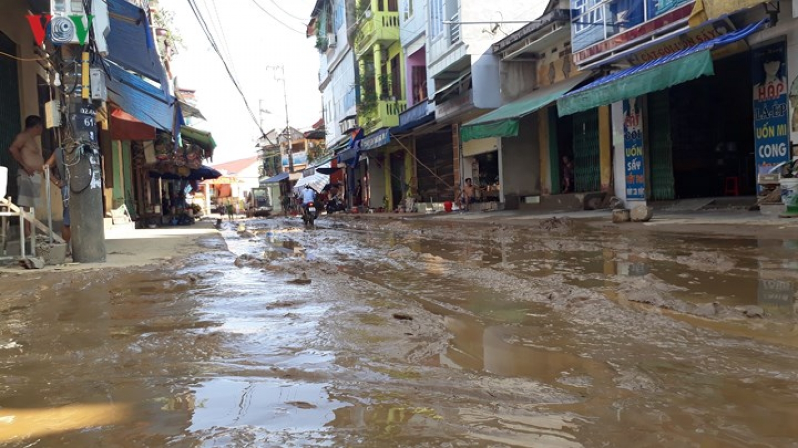 Yen Bai forces join cleanup efforts after floods