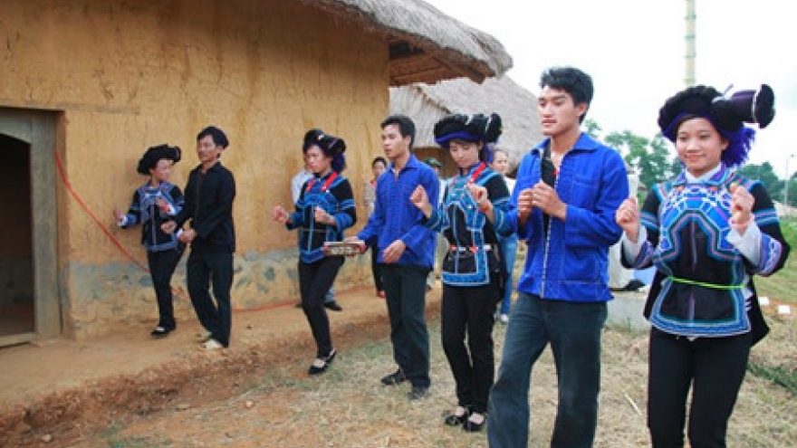 Blanketed dating and wedding ceremony of the Ha Nhi