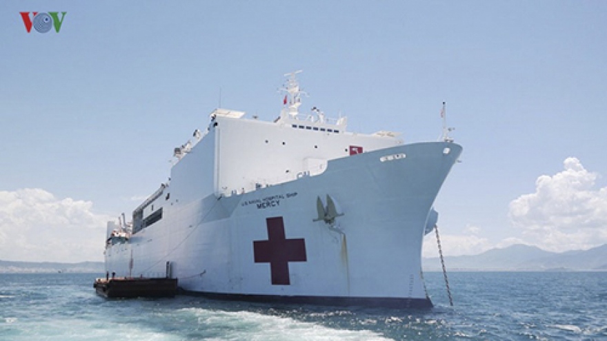 Pictures of US Pacific Fleet's hospital ship at TienSa port