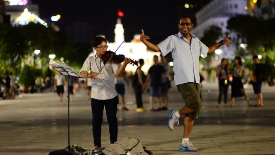 Authorities discuss plan to make Saigon a city that never sleeps