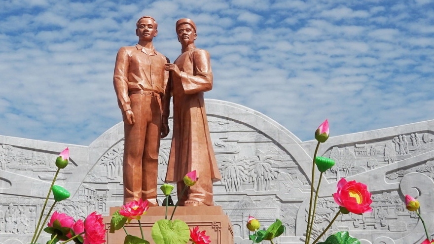 Monument of Uncle Ho and his father in Binh Dinh province