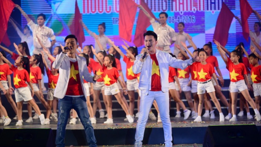 Music show raises funds for people in drought-hit areas in Vietnam