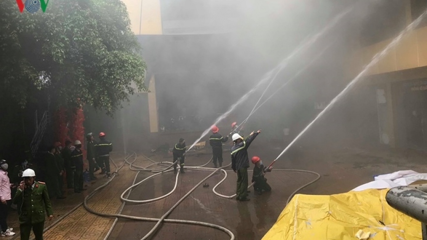 One dead as fire engulfs hotel in Vinh City