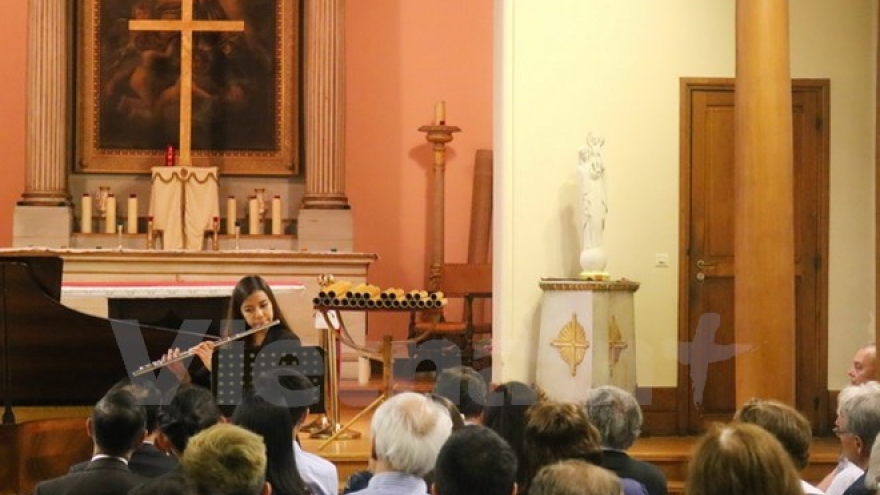 Paris concert raises funds for Vietnamese students