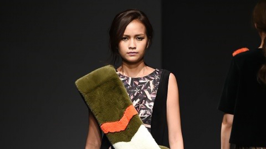 Ngoc Chau struts Seoul catwalk