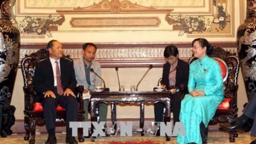 Laos desires to share land management experience with Vietnam
