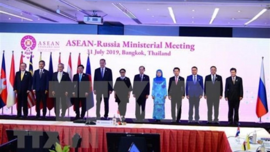 Vietnam active at multilateral, bilateral meetings within AMM-52