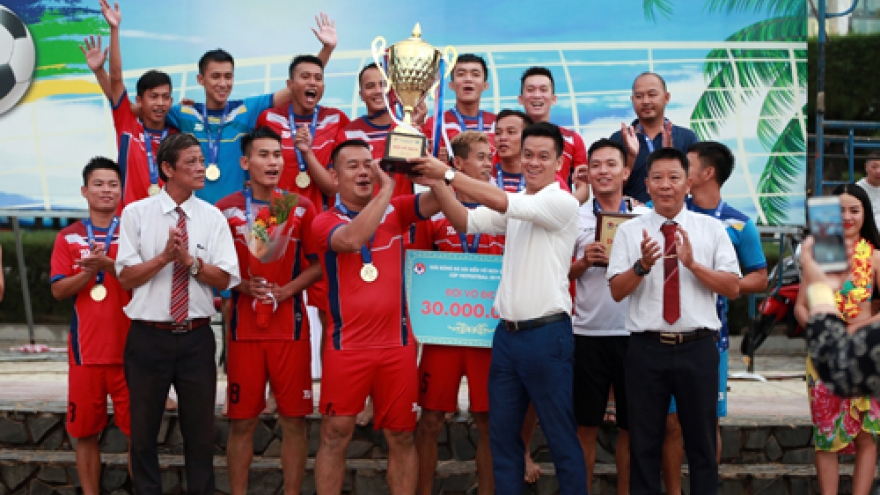 Khanh Hoa wins National Beach Football Championship trophy